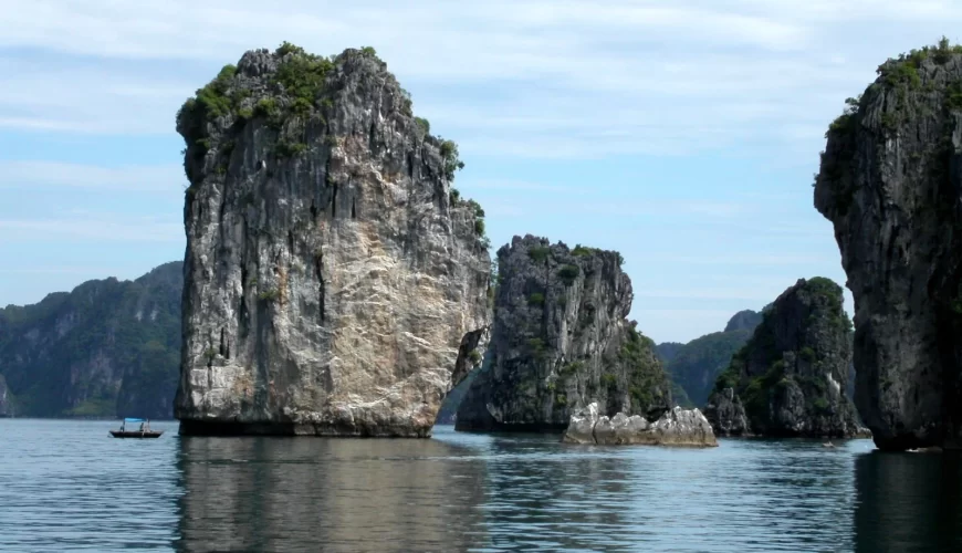 Rochers calcaires émergeant de l'eau dans la baie d'Ha Long, au Vietnam