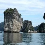 Rochers calcaires émergeant de l'eau dans la baie d'Ha Long, au Vietnam
