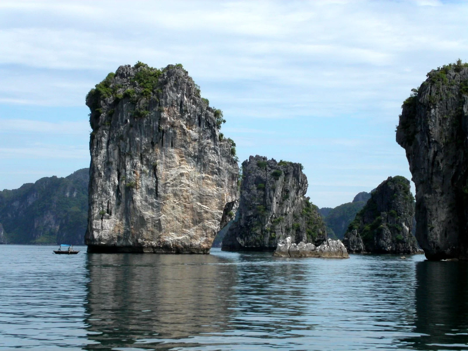 Rochers calcaires émergeant de l'eau dans la baie d'Ha Long, au Vietnam