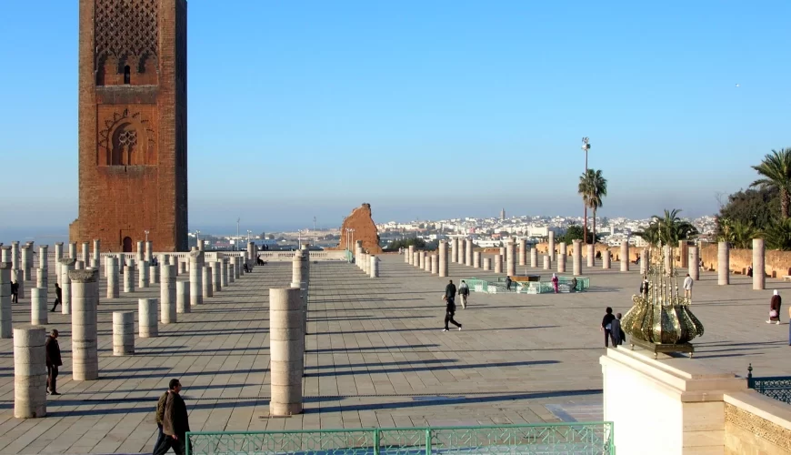 L'esplanade de la tour Hassan et ses colonnes inachevées à Rabat