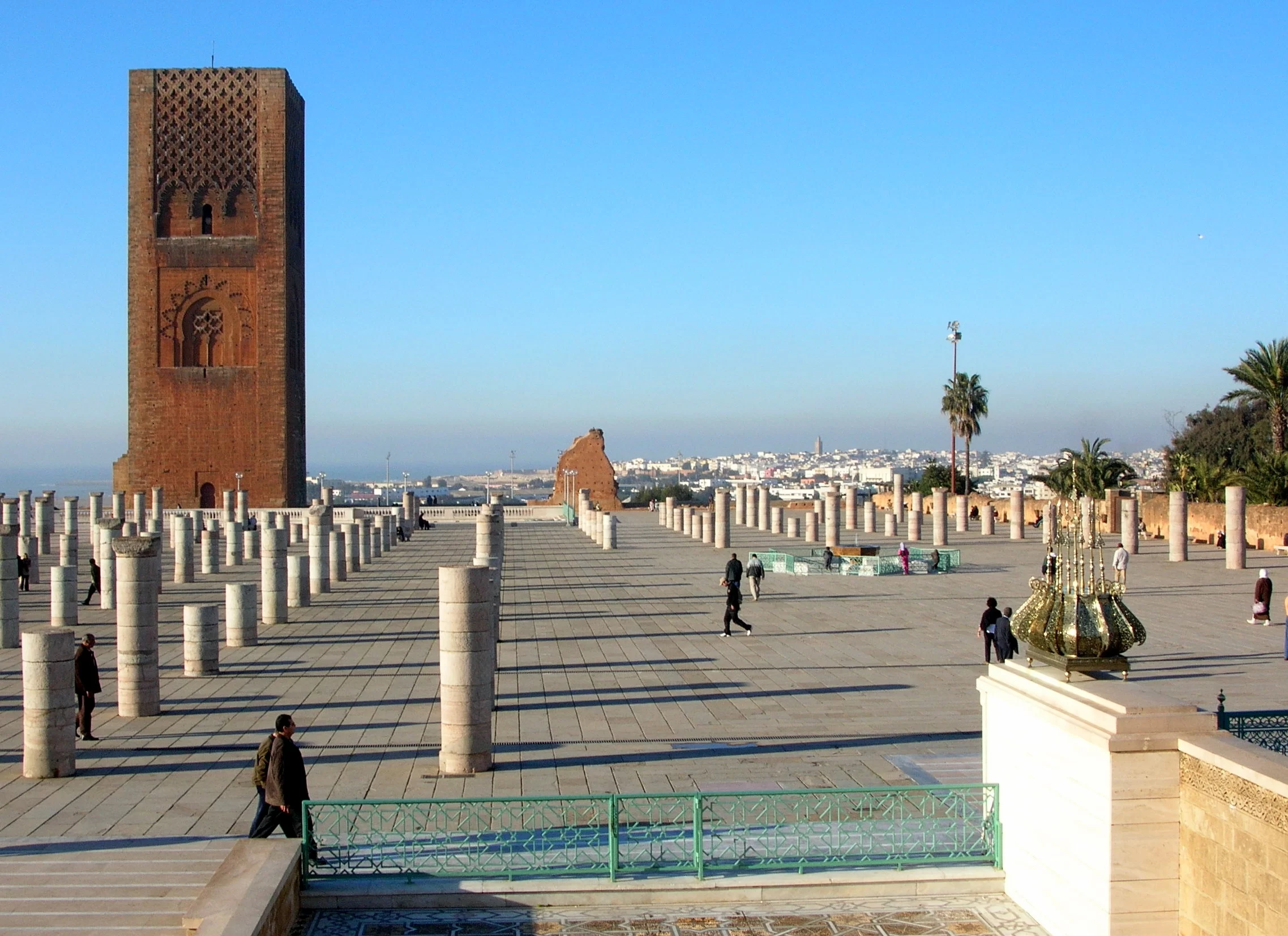 L'esplanade de la tour Hassan et ses colonnes inachevées à Rabat
