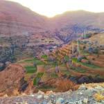 Les terrasses cultivées d'une vallée du Moyen Atlas, au Maroc