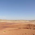 Un paysage désertique aux collines rouges aux environs de Midelt au Maroc