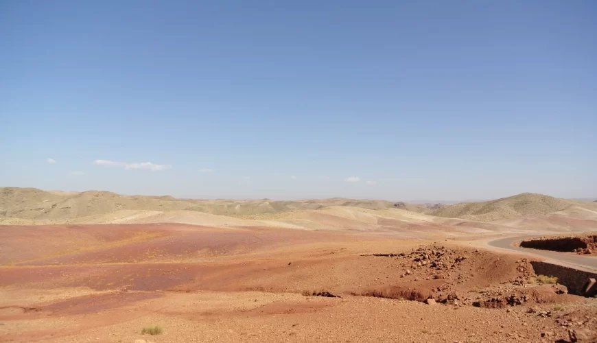 Un paysage désertique aux collines rouges aux environs de Midelt au Maroc