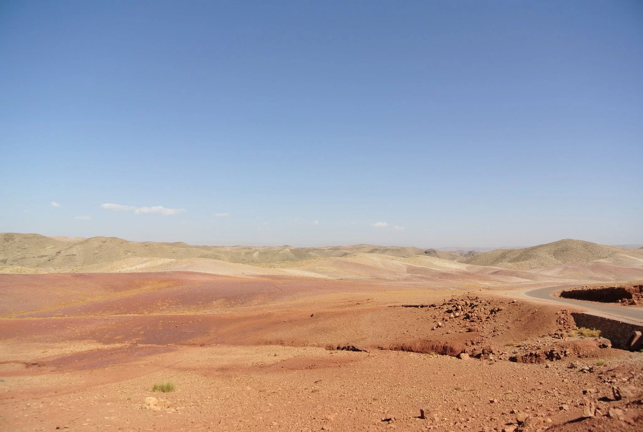 Un paysage désertique aux collines rouges aux environs de Midelt au Maroc