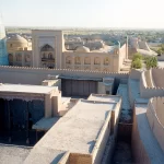Les toits de la vieille ville de Khiva et le minaret Kalta Minor, en Ouzbékistan