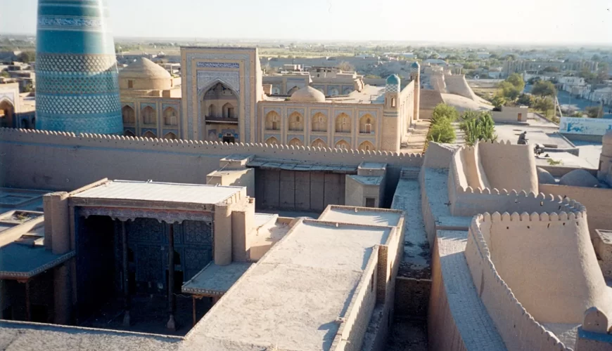 Les toits de la vieille ville de Khiva et le minaret Kalta Minor, en Ouzbékistan