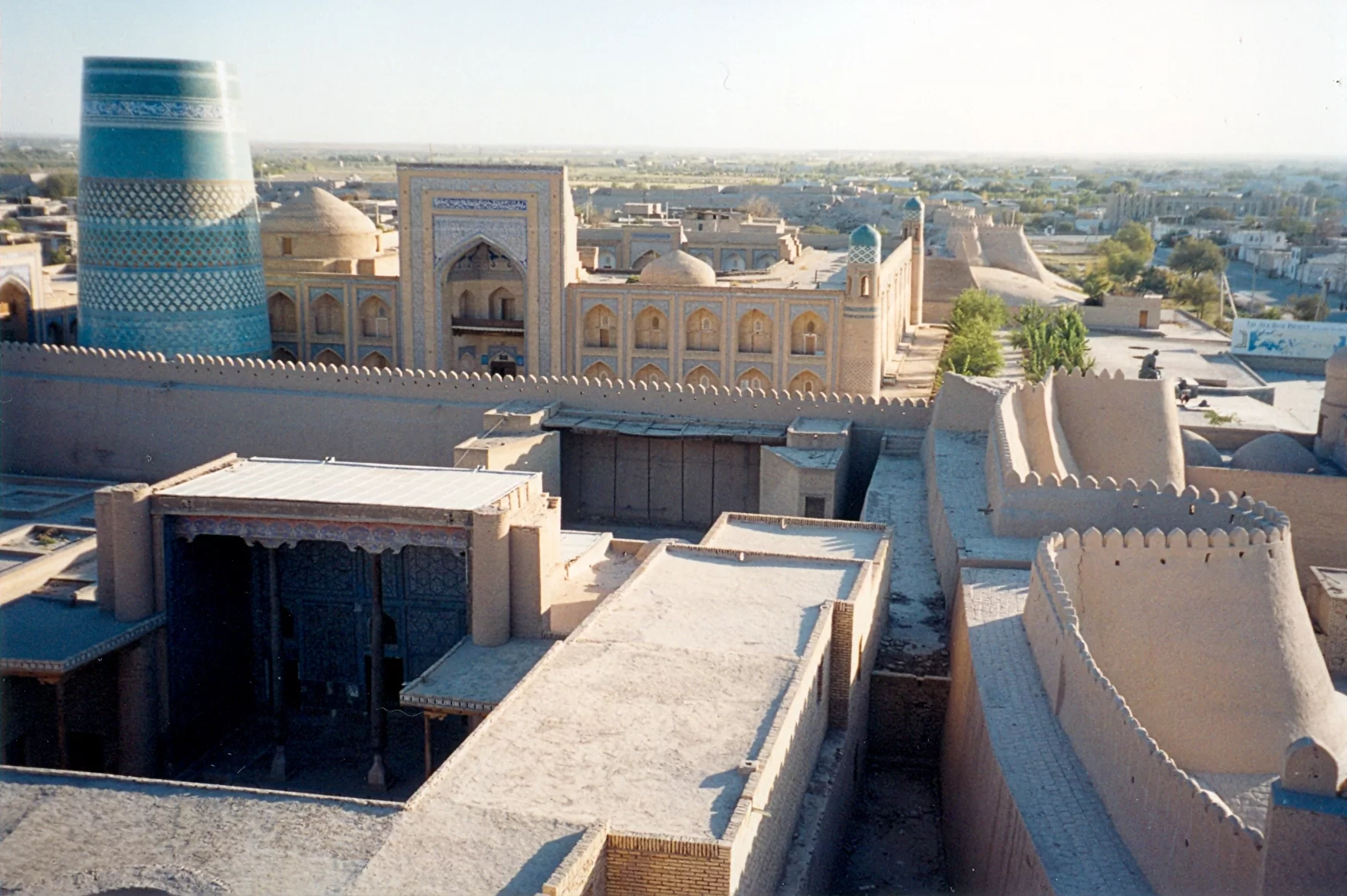 Les toits de la vieille ville de Khiva et le minaret Kalta Minor, en Ouzbékistan