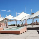 La place du Mechouar et ses grandes voiles blanches à Laâyoune