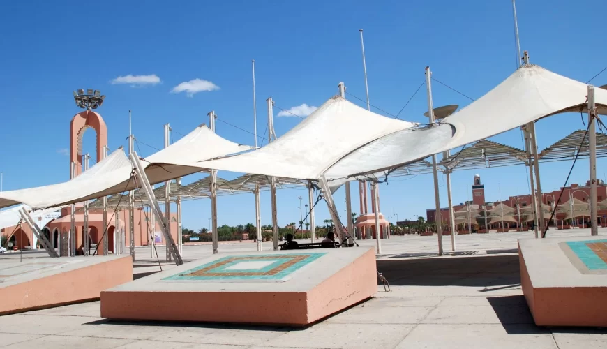 La place du Mechouar et ses grandes voiles blanches à Laâyoune