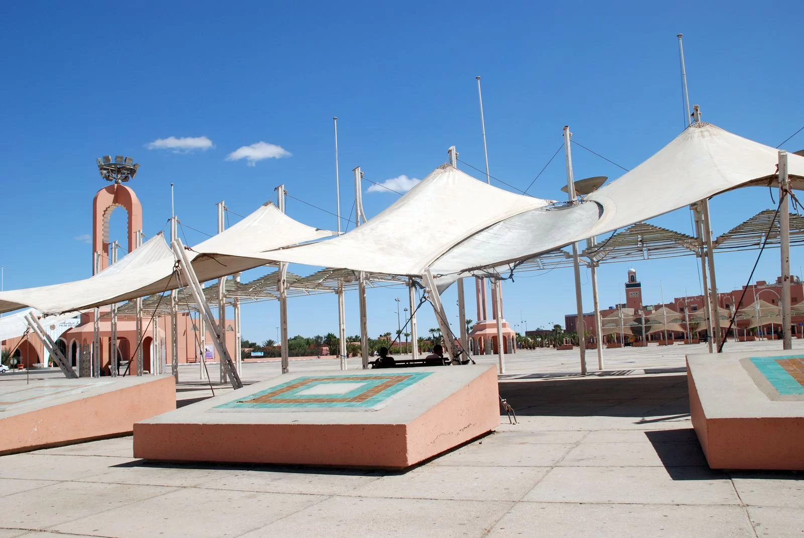 La place du Mechouar et ses grandes voiles blanches à Laâyoune