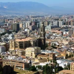 La cathédrale et les toits de Málaga au pied des montagnes
