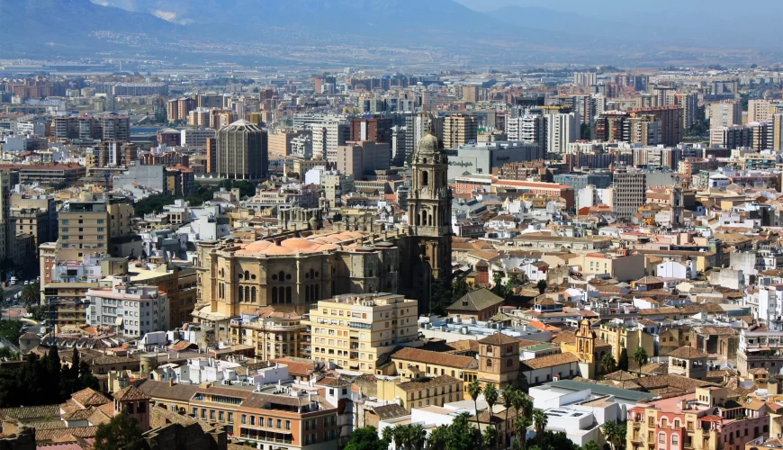 La cathédrale et les toits de Málaga au pied des montagnes