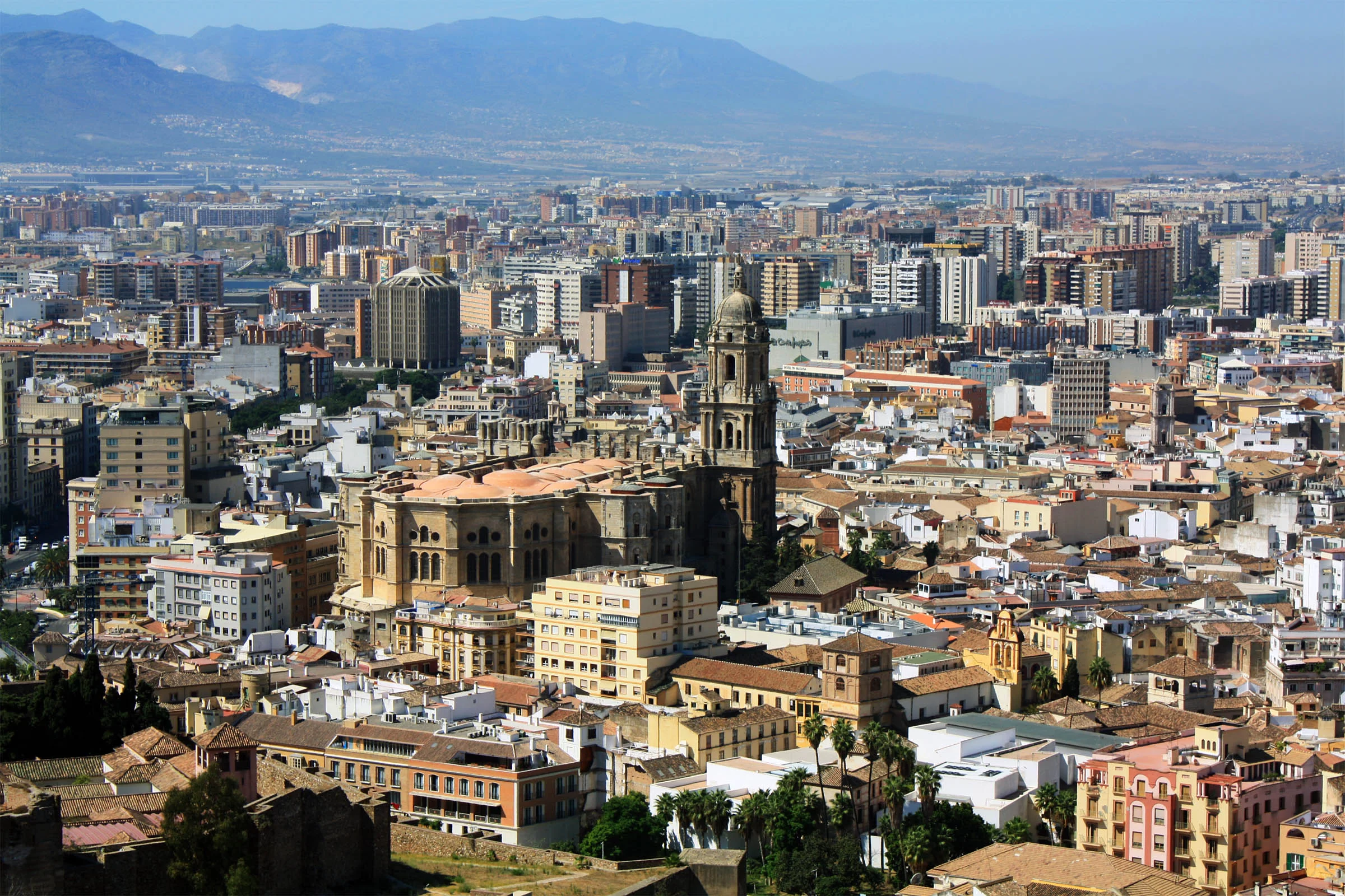 La cathédrale et les toits de Málaga au pied des montagnes