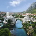 Panorama de Mostar avec le Vieux Pont et les montagnes, en Bosnie-Herzégovine