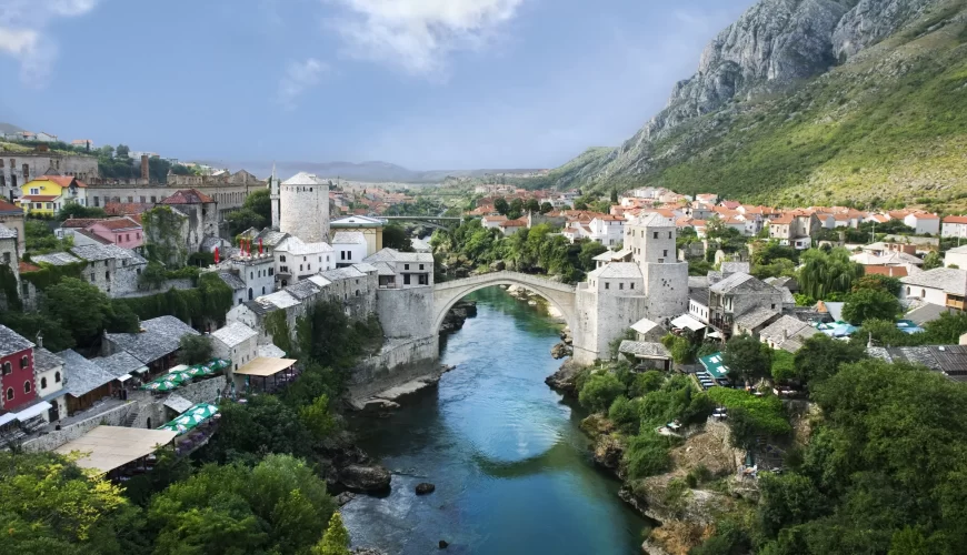 Panorama de Mostar avec le Vieux Pont et les montagnes, en Bosnie-Herzégovine