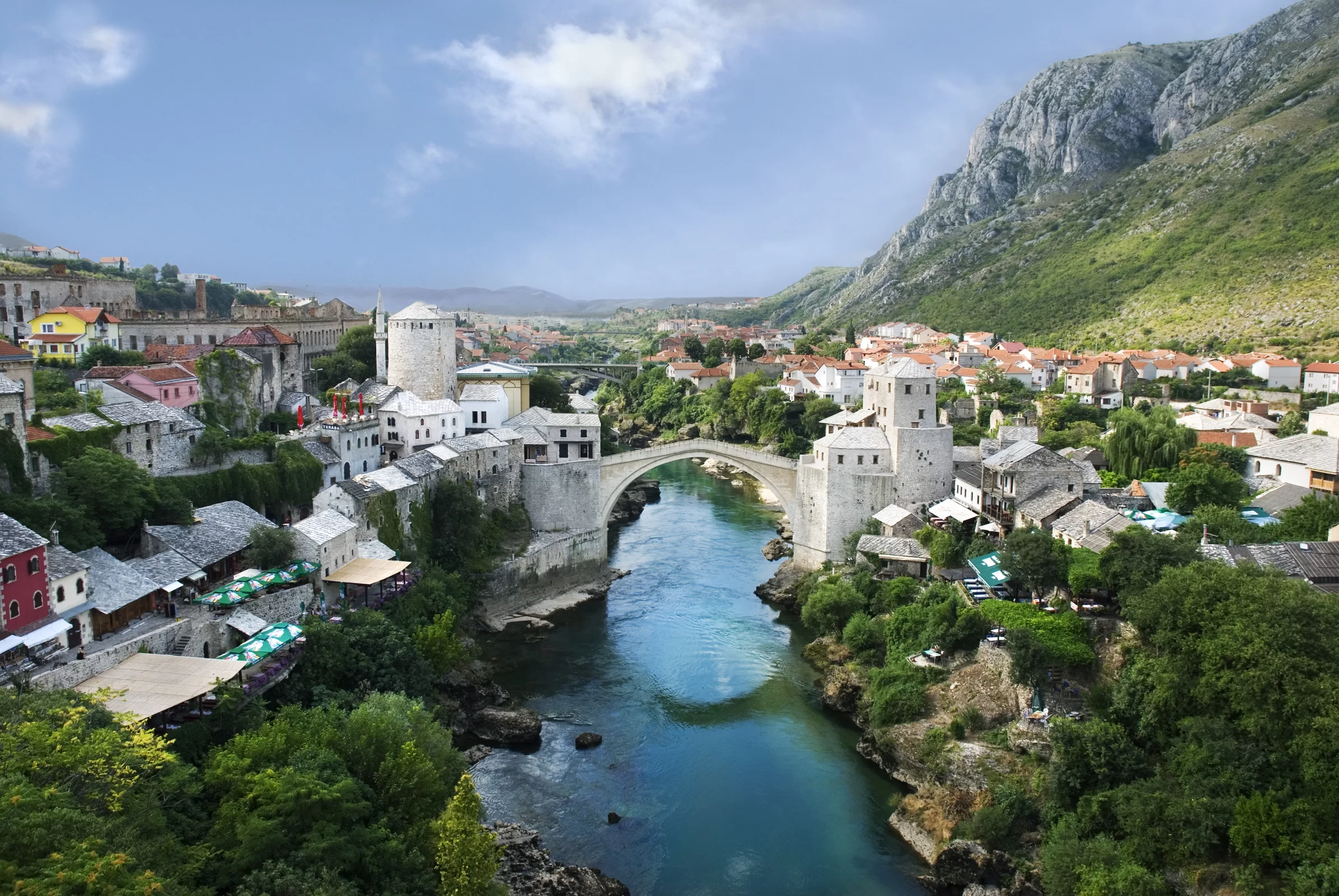 Panorama de Mostar avec le Vieux Pont et les montagnes, en Bosnie-Herzégovine