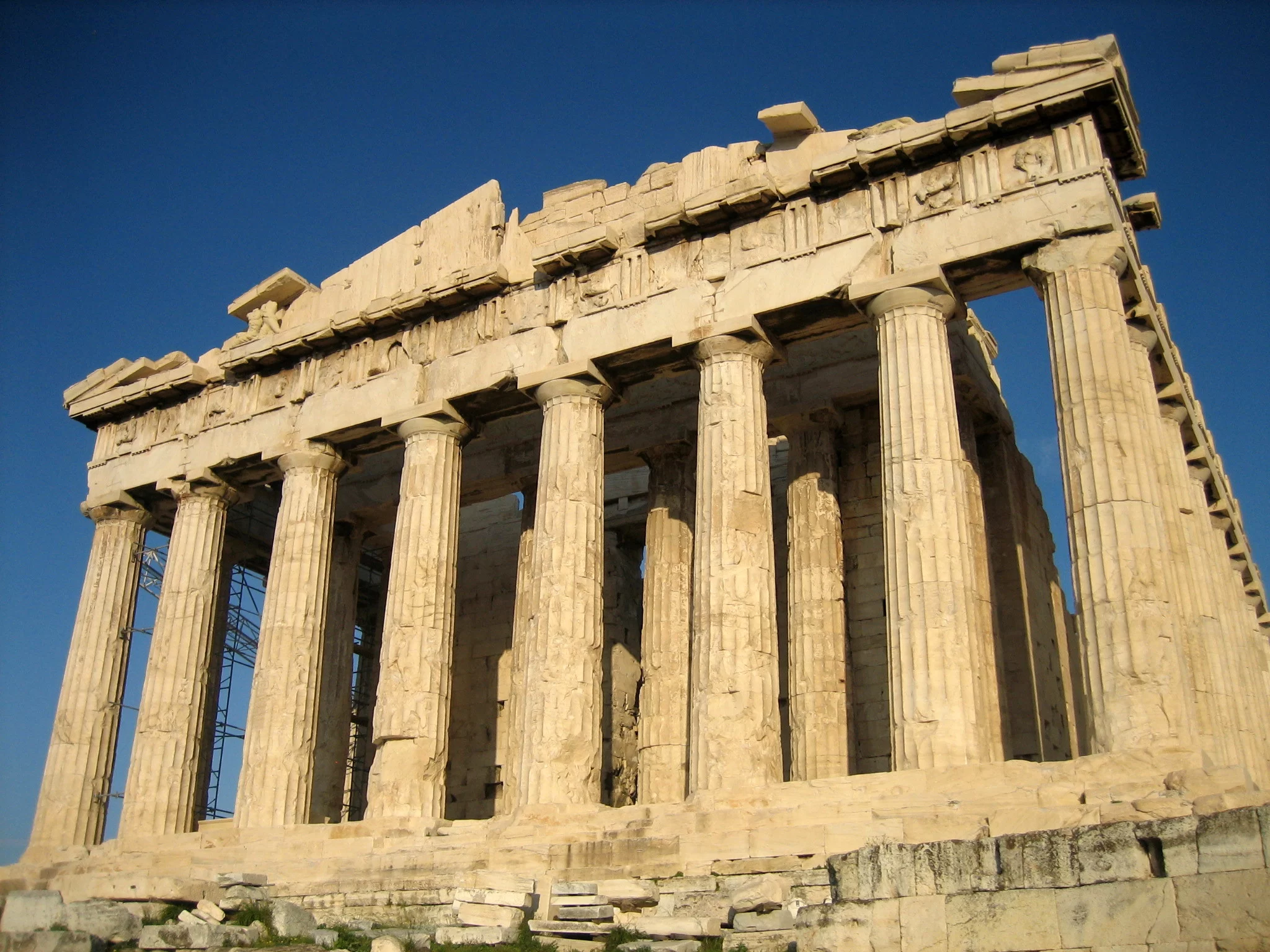 Les colonnes doriques du Parthénon sur l'Acropole d'Athènes