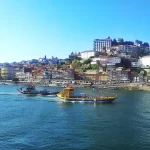 Des bateaux rabelos sur le Douro devant la colline de Porto