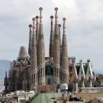 La Sagrada Família dominant les toits de Barcelone