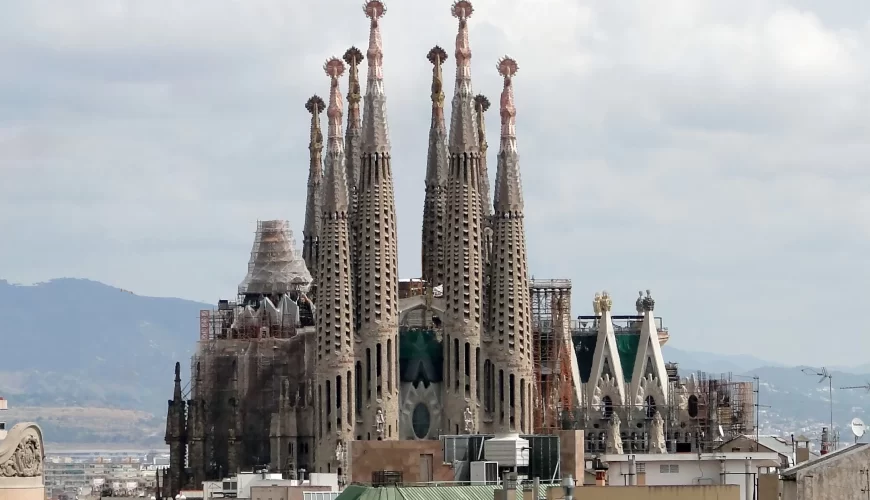 La Sagrada Família dominant les toits de Barcelone