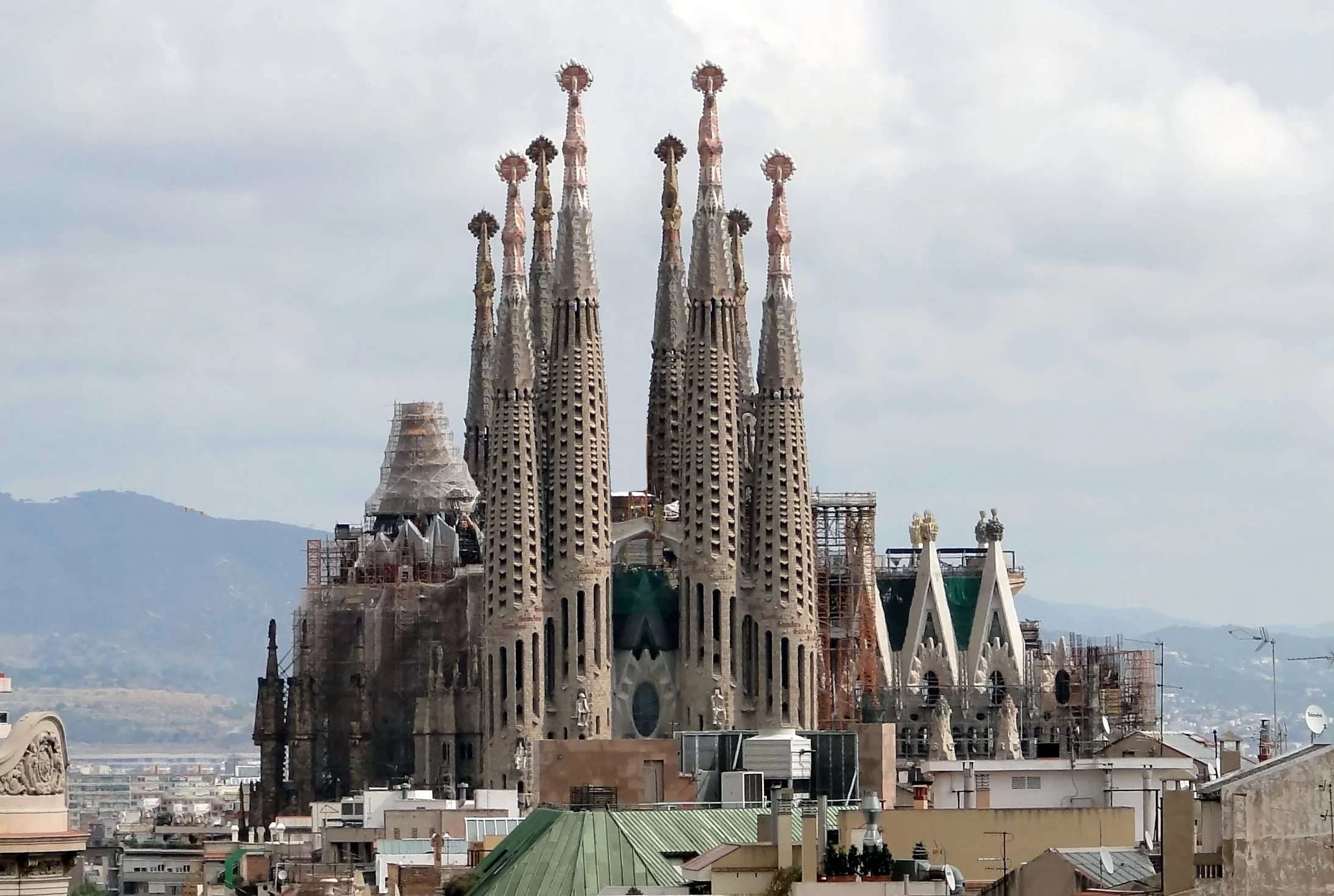 La Sagrada Família dominant les toits de Barcelone