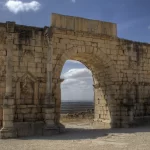 L'arc de triomphe de Caracalla à Volubilis, au Maroc