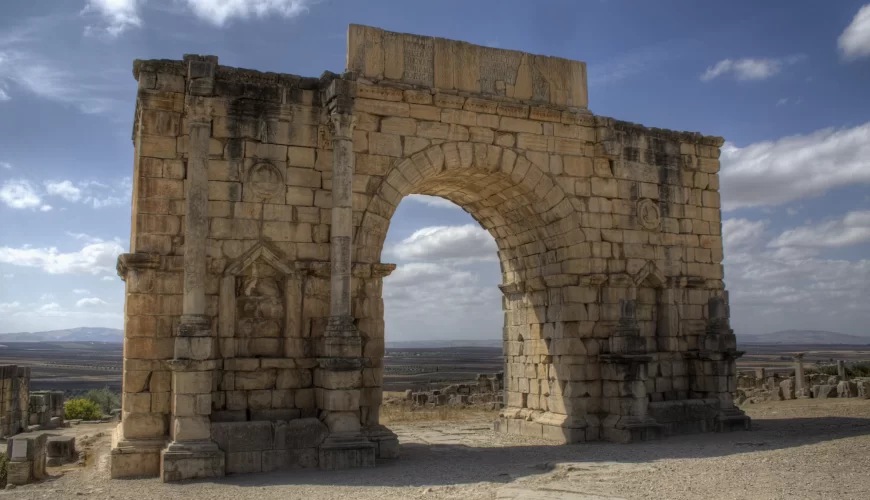 L'arc de triomphe de Caracalla à Volubilis, au Maroc