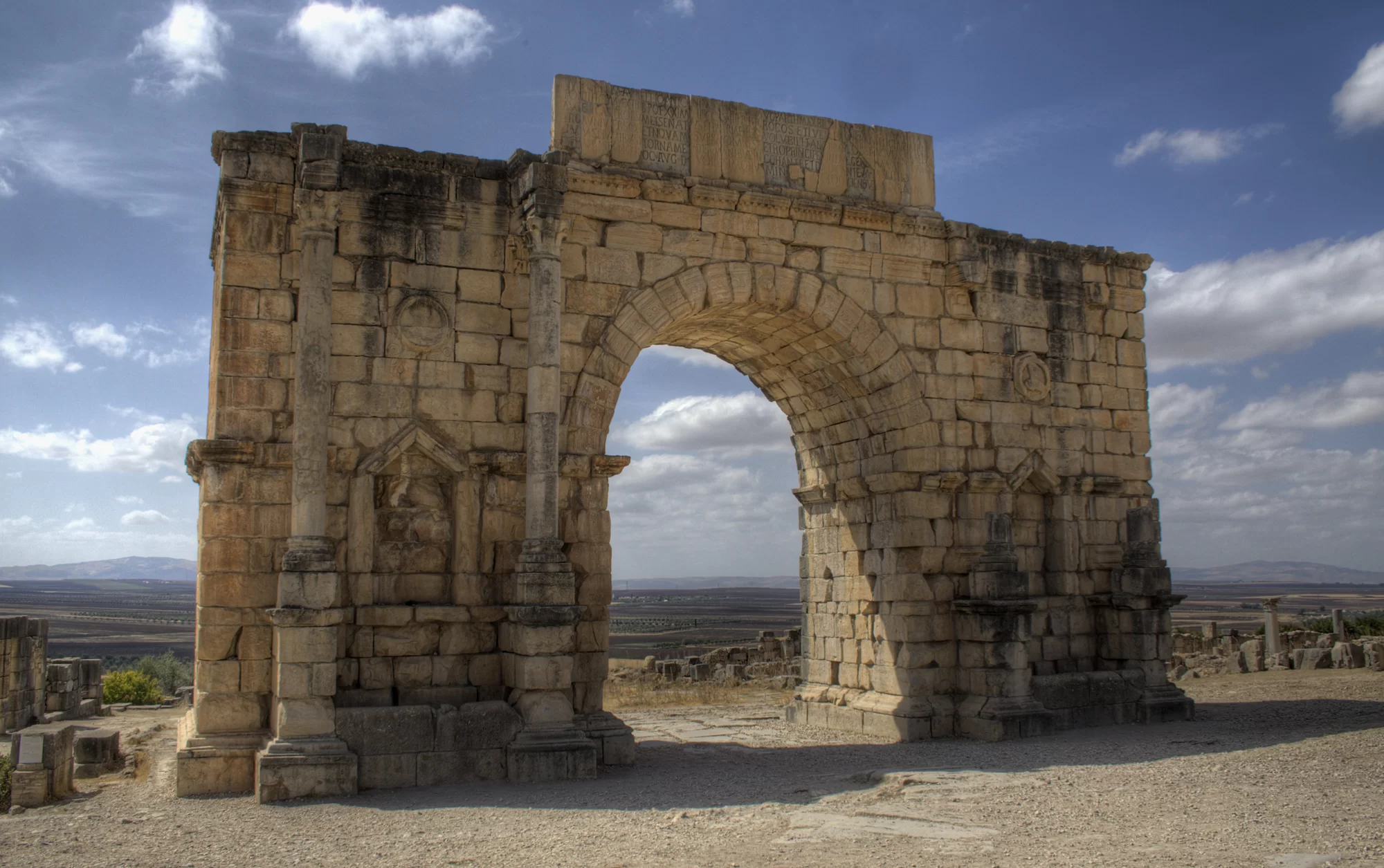 L'arc de triomphe de Caracalla à Volubilis, au Maroc